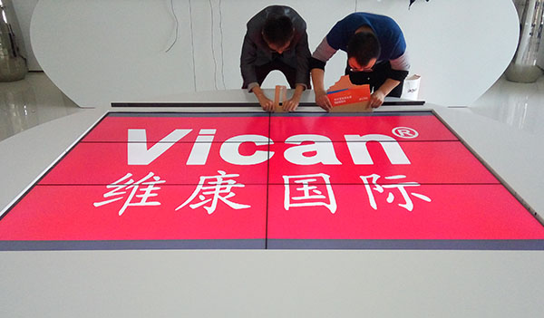 ƽ��ʽҺ��ƴ������װ����չʾ