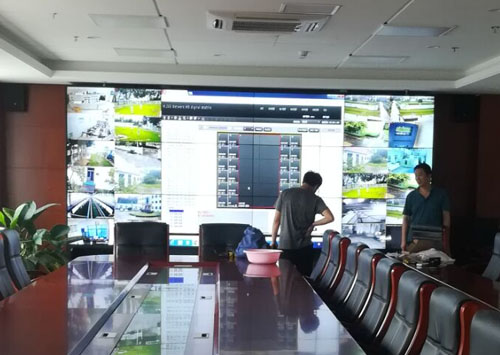 ��Ƶ�����ʾ�ö�����Һ��ƴ��ǽ