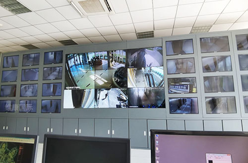 ��ô�Ѷ�̨��ʾ��ƴ�ӳ�һ������Ļ