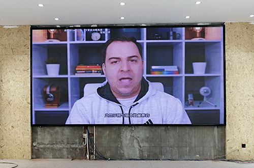 其实,现在主流的直播大屏幕显示产品有两种,一种是led显示屏,另一种是
